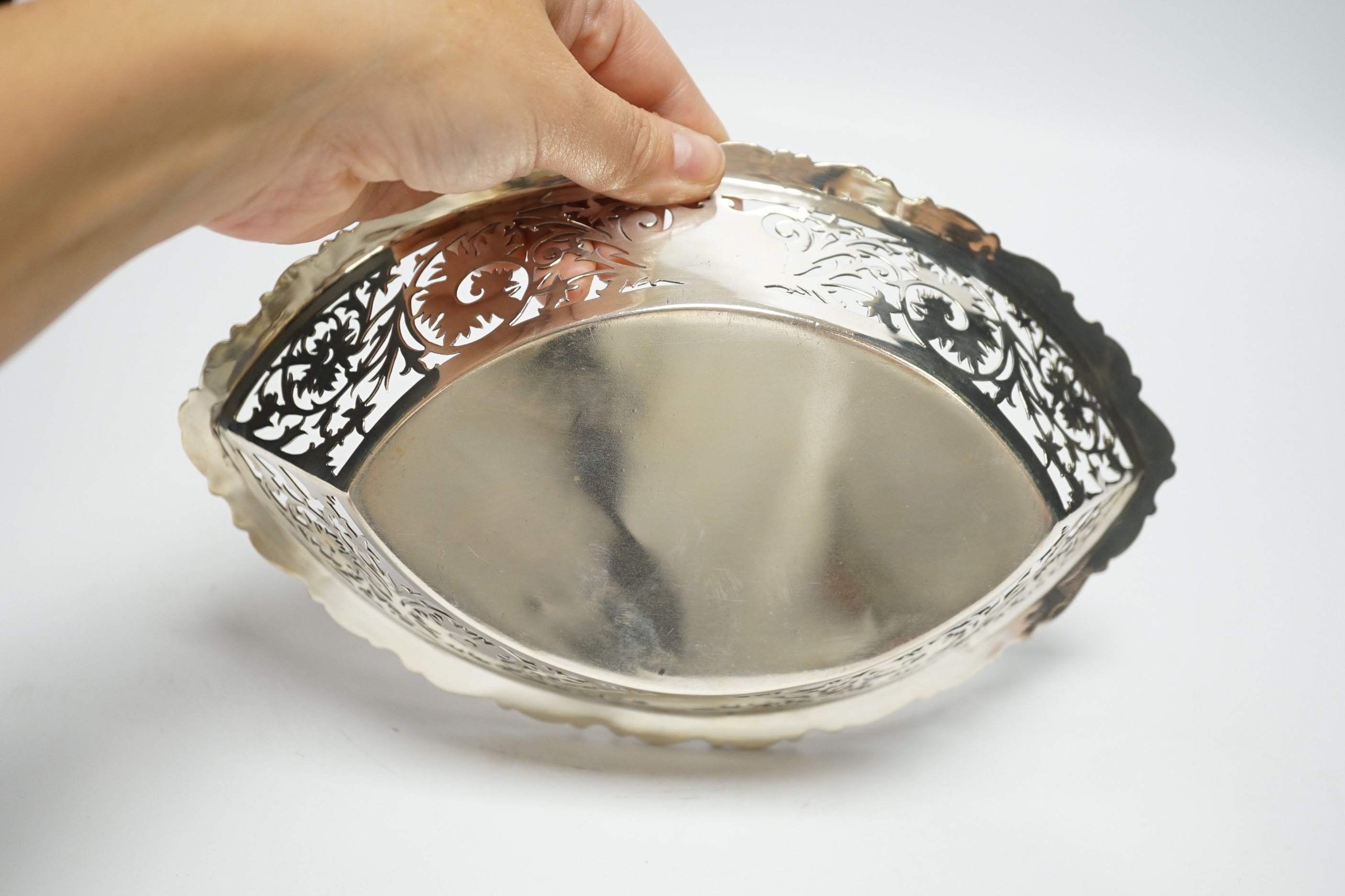 An Edwardian pierced oval silver dish, Chester, 1901, 23.3cm, 7.5oz.